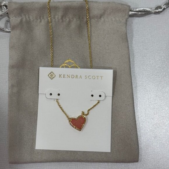 Kendra Scott Ari Heart Gold Pendant Necklace in Bubblegum Pink - Picture 1 of 2
